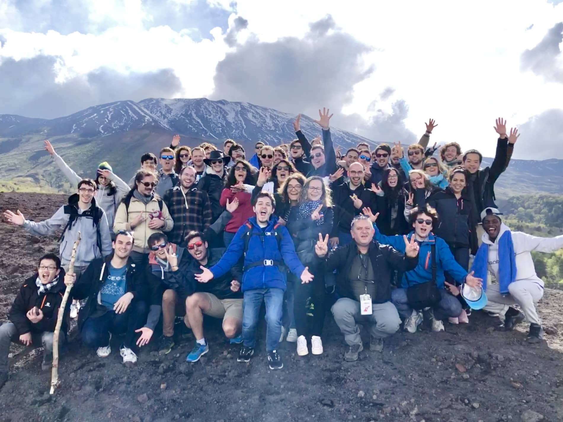 groupe de personnes Takima posant pour la photo devant le volcan en Sicile